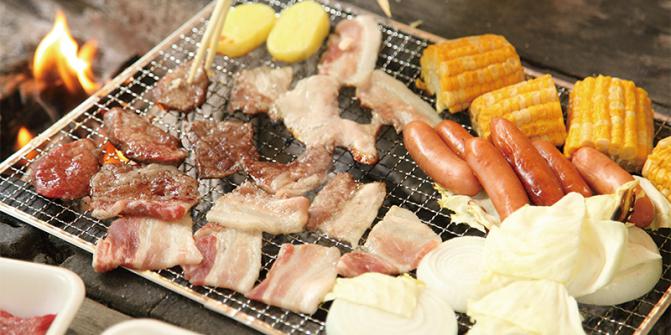 お得な牛豚肉BBQセットを頼めば手ぶらで行ける！  釣った&つかみ取りの魚もその場で焼いて頂こう。