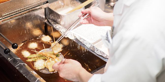 薄切りの豚肉はとろけるような食感。7月から登場したお得な日替わりランチ880円～もおすすめ、数量限定のためお見逃しなく！