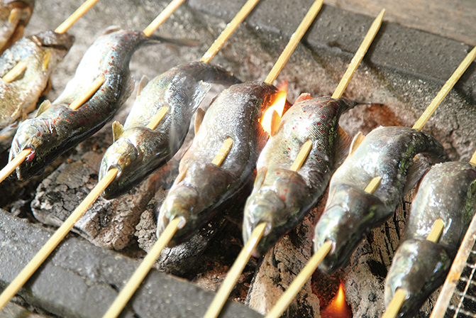 お得な牛豚肉BBQセットを頼めば手ぶらで行ける！  釣った&つかみ取りの魚もその場で焼いて頂こう。