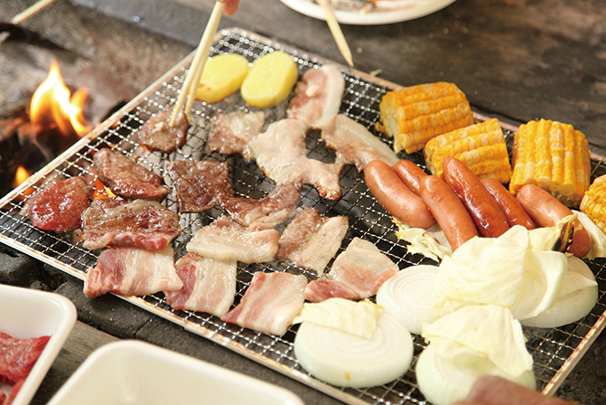 お得な牛豚肉BBQセットを頼めば手ぶらで行ける！  釣った&つかみ取りの魚もその場で焼いて頂こう。