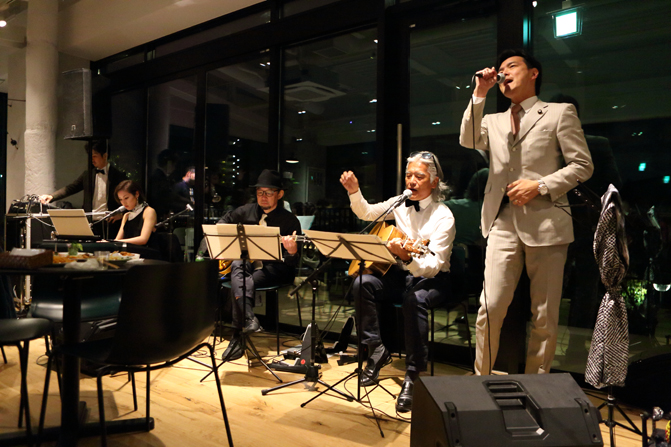 パーティー終盤には同社代表が参議院議員 二之湯武史氏と共にバンドを組み粋なライブパフォーマンスを披露