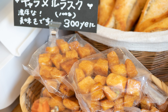 フランスのお店を再現した木目のカウンターにずらりと並ぶ彩り豊かなパン