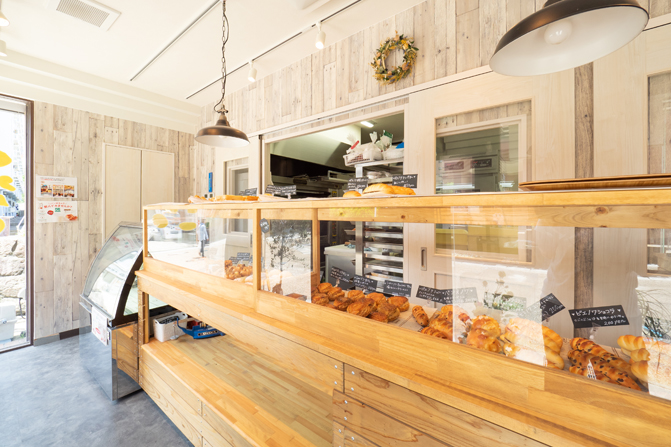 フランスのお店を再現した木目のカウンターにずらりと並ぶ彩り豊かなパン